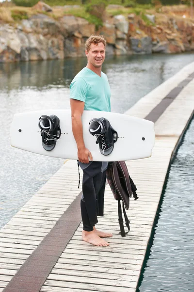 Wakeboard Onun Tutkusu Gülümseyen Wakeboardcu Gölün Kenarında Wakeboard Unu Tutuyor — Stok fotoğraf