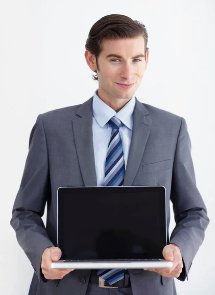 Rápido Confiável Acessível Jovem Empresário Apresentando Laptop Para Você — Fotografia de Stock