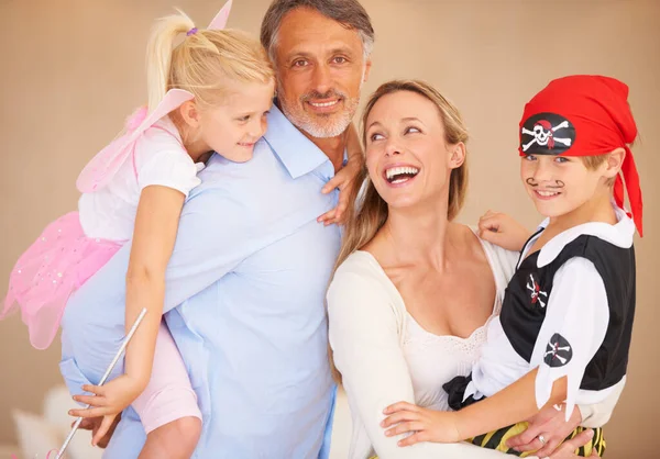 他们爱他们疯狂的孩子 一个父亲骑着女儿的全家福 不厌其烦地把儿子抱在怀里 — 图库照片
