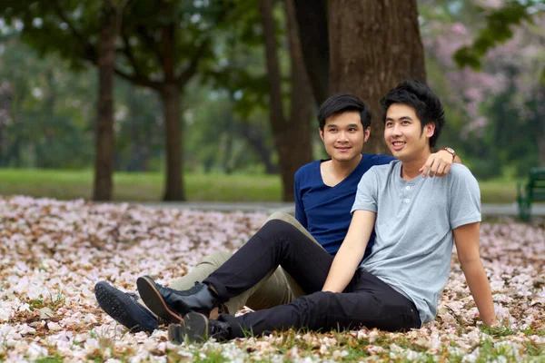 Sbližování Během Chvilky Relaxace Roztomilý Mladý Gayové Asijské Pár Usměvavý — Stock fotografie