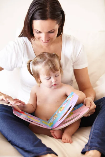 Eldöntök Egy Történetet Egy Aranyos Kislány Olvas Anyjával — Stock Fotó