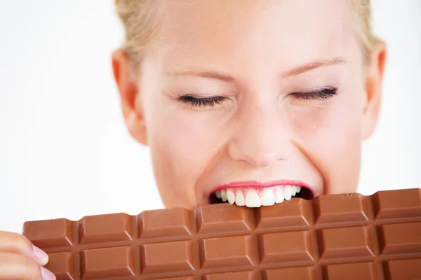 Non Resisto Più Pazzo Giovane Donna Mordere Enorme Pezzo Cioccolato — Foto Stock