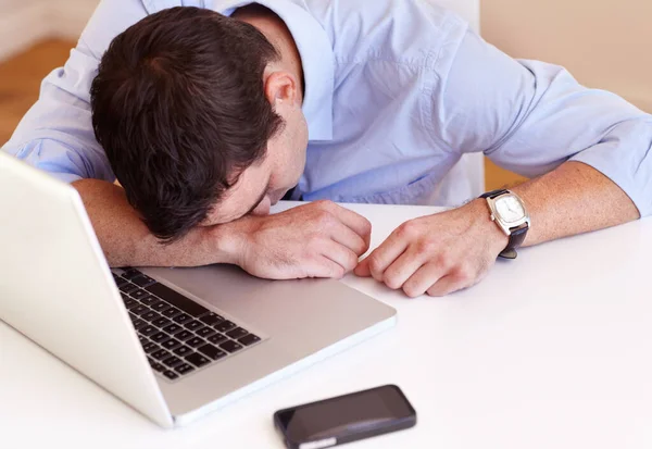 Przepracowany Wyczerpania Wyczerpany Biznesmen Leżący Biurku Laptopem Telefonem Komórkowym — Zdjęcie stockowe