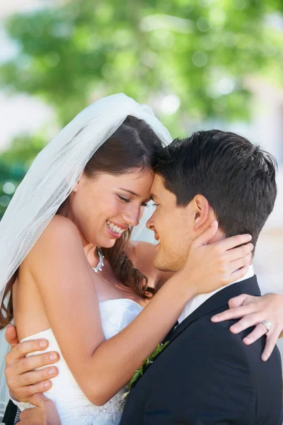 Casou Com Seu Melhor Amigo Casal Recém Casado Olhando Para — Fotografia de Stock