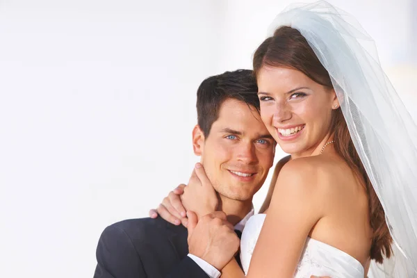 Mutlu Yeni Evli Birbirlerini Kucaklayan Kameraya Gülümseyen Genç Bir Çiftin — Stok fotoğraf