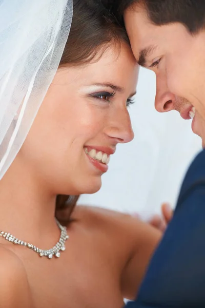 Min Värld Underbar Plats Med Dig Den Närbild Nygifta Tittar — Stockfoto