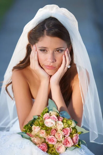 婚礼紧张 在她结婚的那天 一个看起来很伤心的年轻新娘 — 图库照片