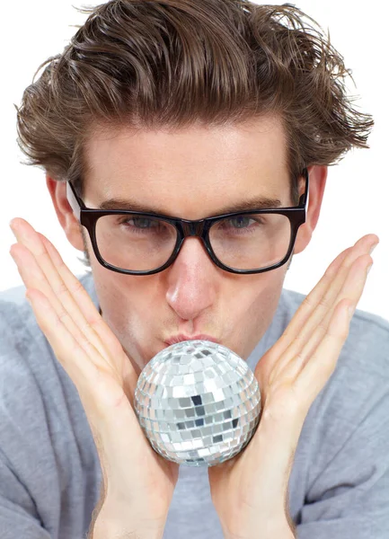 Dia Suka Pesta Pemuda Tampan Memakai Kacamata Mencium Bola Disko — Stok Foto
