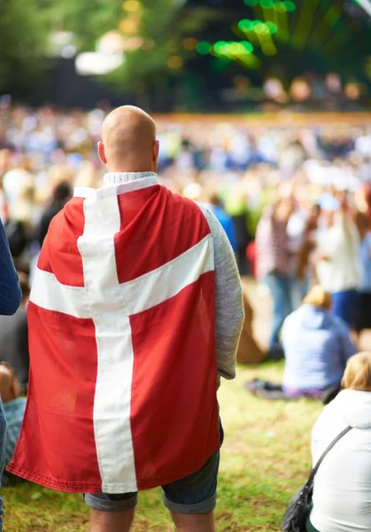 Patriótico Foto Retrovisor Homem Usando Uma Bandeira Dinamarquesa Festival Música — Fotografia de Stock