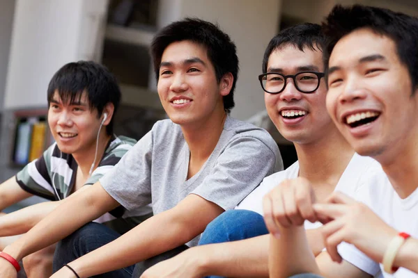 Relaksuję Się Chłopakami Grupa Azjatyckich Przyjaciół Siedzi Zewnątrz — Zdjęcie stockowe