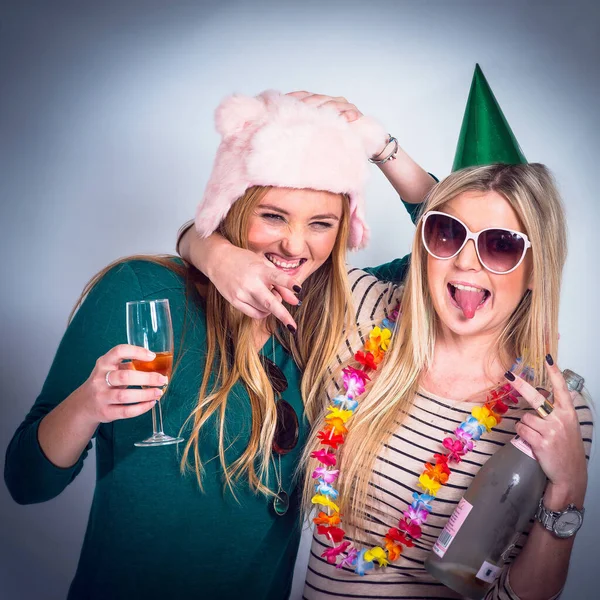 朋友会 工作室背景庆祝 新年和幸福 快乐的饮料 女人和带着玻璃的有趣的帽子 瓶子和拥抱来庆祝节日 微笑和庆祝 — 图库照片