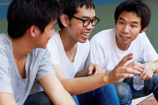 Meu Isso Hilariante Grupo Jovens Asiáticos Rindo Juntos Enquanto Sentados — Fotografia de Stock