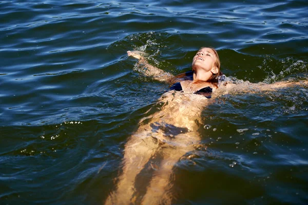 Chłodzenie Atrakcyjna Młoda Kobieta Unosząca Się Plecach Jeziorze — Zdjęcie stockowe