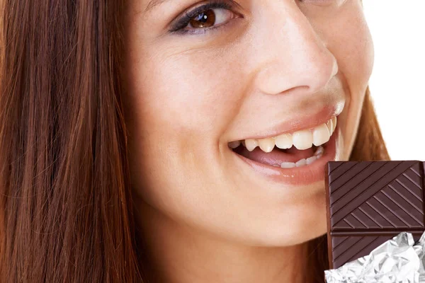 Chokladbegär Attraktiv Ung Kvinna Som Äter Chokladskiva — Stockfoto