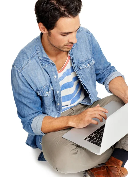 Pracuje Dorywczo Przystojny Młodzieniec Pracujący Nad Laptopem Jakimś Tle — Zdjęcie stockowe