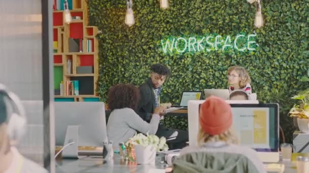Medewerker Coworking Workspace Startup Werkende Zakenmensen Werken Samen Bij Marketingbureau — Stockvideo