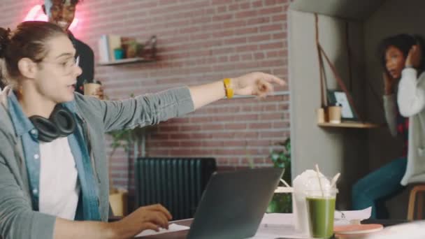 Laptop Vay Canına Bir Adamıyla Işbirliği Takımını Arıyor Ofiste Tezahürat — Stok video