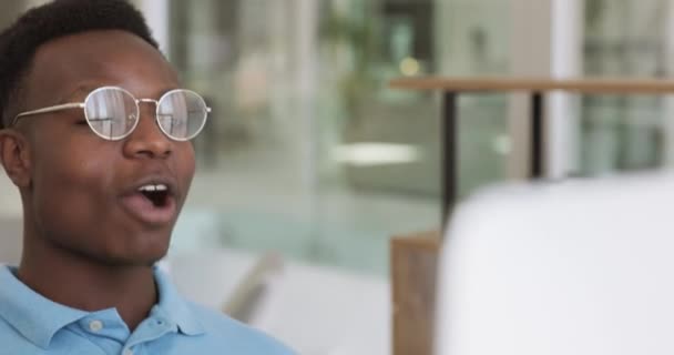 Чернокожий Человек Видеозвонок Счастливый Общения Компьютером Социальных Разговоров Crm Интернете — стоковое видео