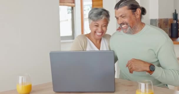Pensioen Viering Senior Paar Met Laptop Glimlach Voor Goedkeuring Van — Stockvideo