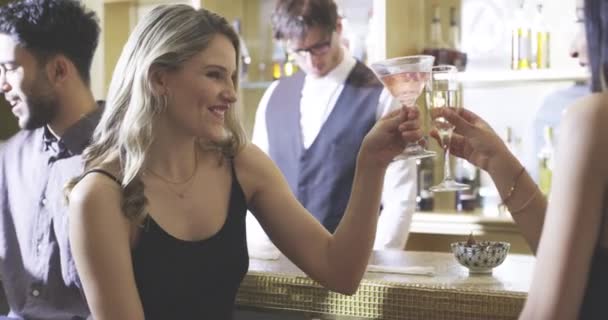 Gece Kulübü Parti Bar Tezgahındaki Kadınların Yeni Yıl Kutlamaları Için — Stok video