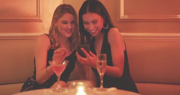 Feest Vrienden Vrouwen Met Telefoon Nachtclub Typen Bericht Sociale Media — Stockvideo