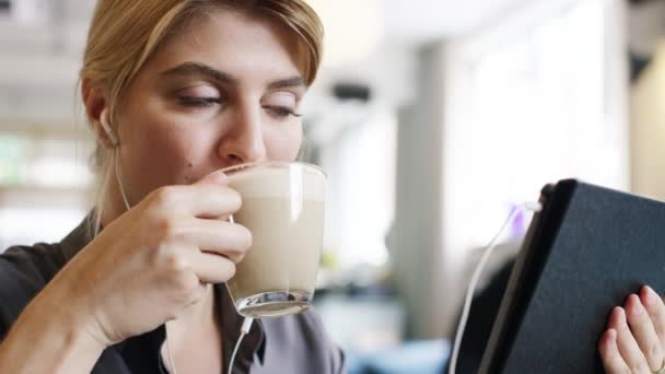 Café Tableta Mujer Negocios Escuchar Ver Transmitir Vídeo Para Marketing — Vídeo de stock