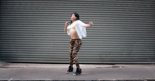Dans Stad Vrijheid Met Een Aziatische Vrouw Dansend Tegen Een — Stockvideo