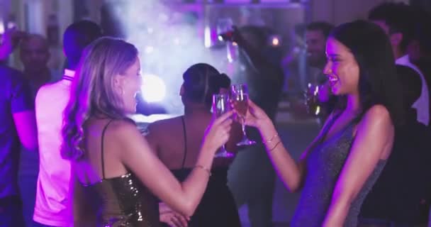 在一起欢度新年的同时 与女性朋友共舞 共进夜总会和喝香槟 夜生活和酒精 由女性和朋友在晚上跳舞 结伴和聚会 — 图库视频影像