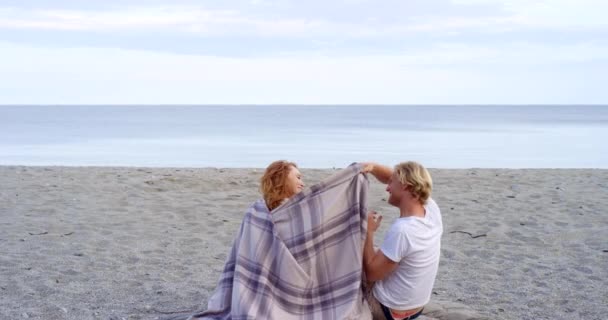 Miłość Para Plaża Kocem Pocałunek Szczęście Świeżym Powietrzu Razem Relaks — Wideo stockowe