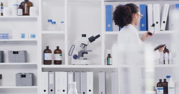Naukowiec Kobieta Medycyna Chemiczna Półce Produkt Leki Farmaceutyczne Laboratorium Badań — Wideo stockowe