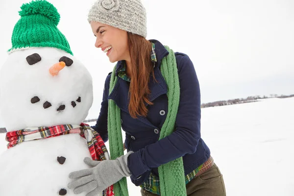 Natur Winter Und Frau Mit Schneemensch Weihnachten Haben Spaß Dabei — Stockfoto