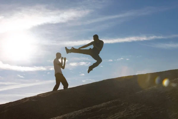 Aperfeiçoar Sua Técnica Dois Homens Kickboxers Praticando Topo Uma Montanha — Fotografia de Stock