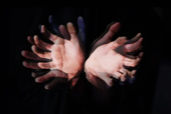 Prsty Ducha Rozmazaný Obraz Dvou Rukou Černém Pozadí — Stock fotografie