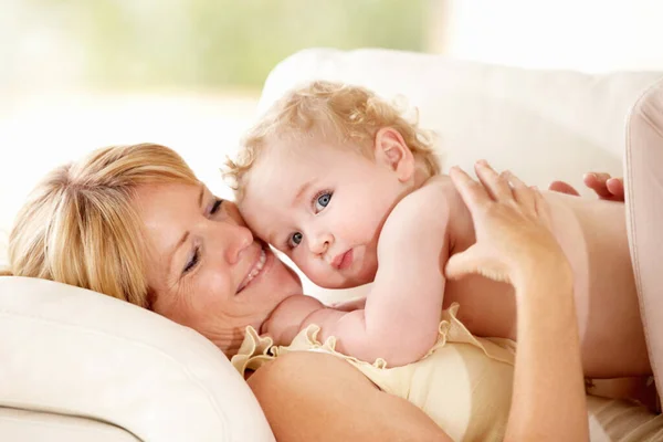 Anasının Kuzusu Gülümseyen Anne Bebeğini Göğsünde Tutuyor — Stok fotoğraf