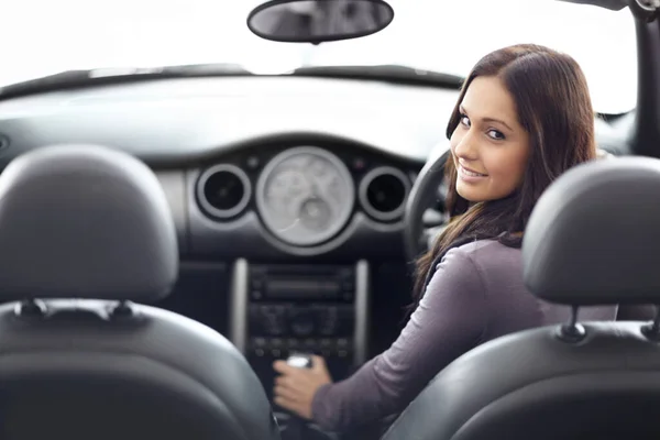 Sprawdzam Nią Atrakcyjna Młoda Kobieta Siedząca Samochodzie Oglądając Się Siebie — Zdjęcie stockowe