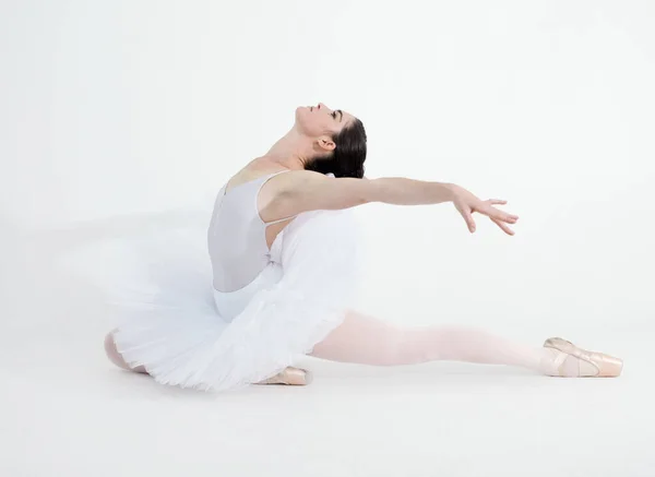 Vášeň Dokonalost Supple Mladé Balerína Tanec Proti Bílému Pozadí — Stock fotografie