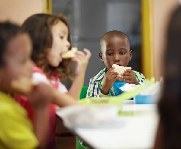 Besleyici Bir Yemeğin Tadını Çıkarıyorum Anaokulundaki Çocuklar Yemek Molasında Sandviç — Stok fotoğraf