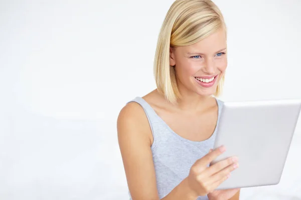Komik Bir Söz Dijital Tableti Üzerinde Çalışan Genç Bir Kadın — Stok fotoğraf