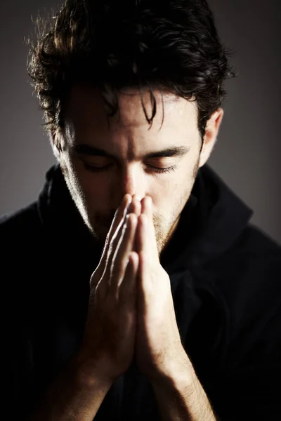 彼は祈りの中で深い 手を携えて目を閉じて祈りを捧げる青年 — ストック写真