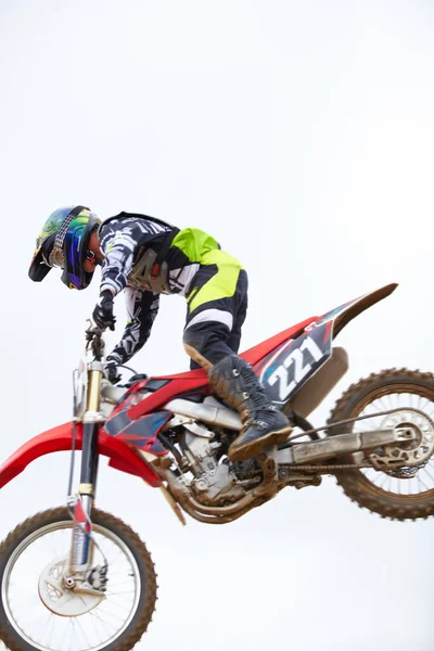 Potěšení Davu Trochou Riskování Motokrosový Jezdec Vzduchu Cestě Dolů Skoku — Stock fotografie