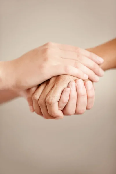 Végül Csak Kedvesség Számít Két Ember Kéz Kézben Kényelemben — Stock Fotó