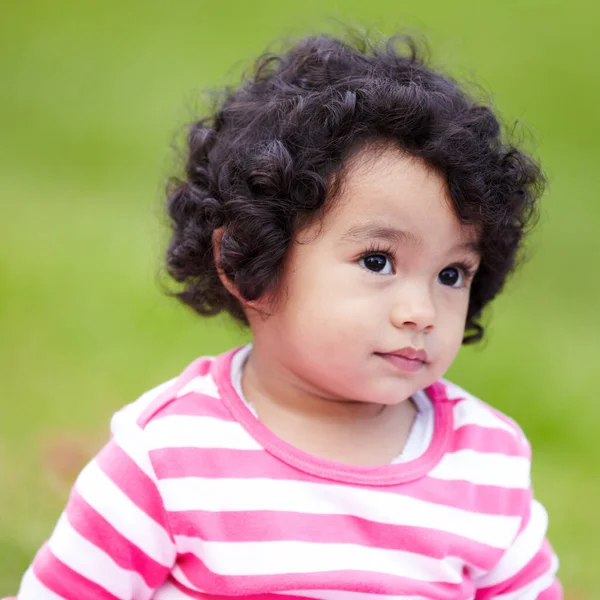 Una Monada Adorable Niñita Mirando Pensativamente Hacia Otro Lado — Foto de Stock