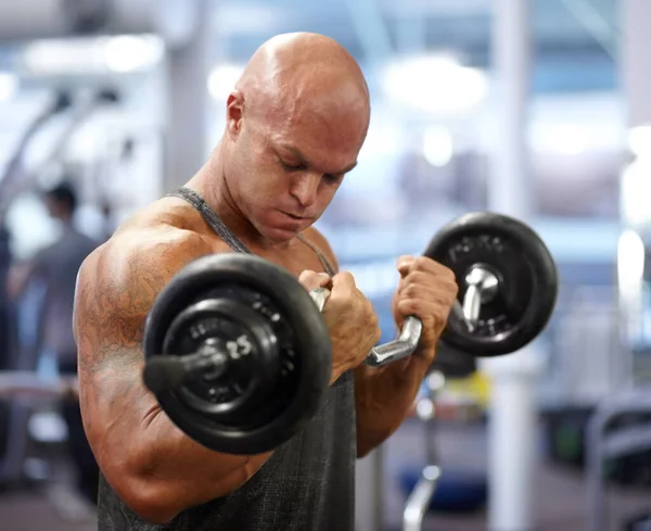 Werk Aan Die Biceps Een Mannelijke Bodybuilder Tillen Gewichten Sportschool — Stockfoto