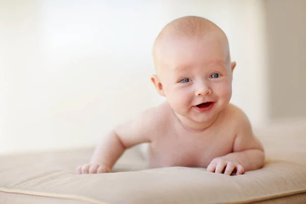 Gustas Mucho Retrato Lindo Bebé Acostado Boca Abajo Riendo —  Fotos de Stock