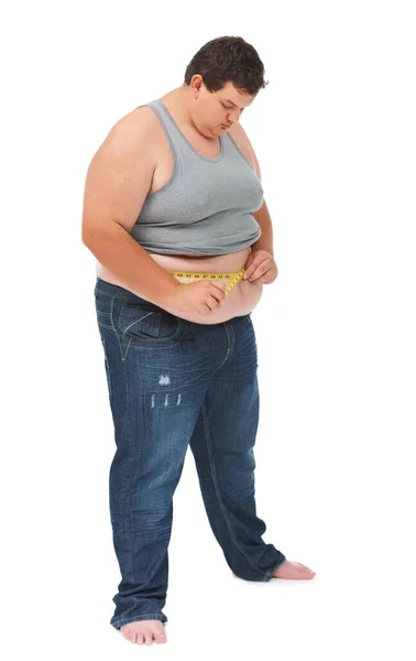 彼の体重を見て 白い背景に測定テープで腰を測定する肥満の若い男 — ストック写真