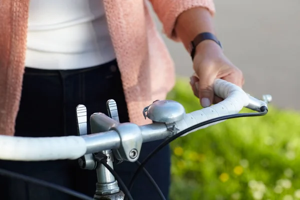 Расслабляющий Отдых Обрезанное Изображение Пожилой Женщины Катающейся Велосипеде Открытом Воздухе — стоковое фото