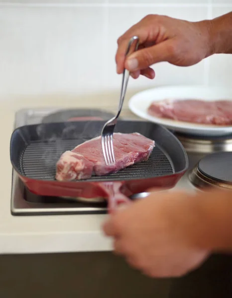 健康的で油のない料理 ストーブの上でステーキを作る男の作物のイメージ — ストック写真