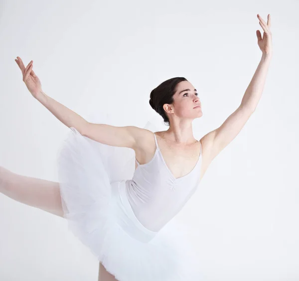 Ztělesnění Elegance Supple Mladé Balerína Tanec Proti Bílému Pozadí — Stock fotografie