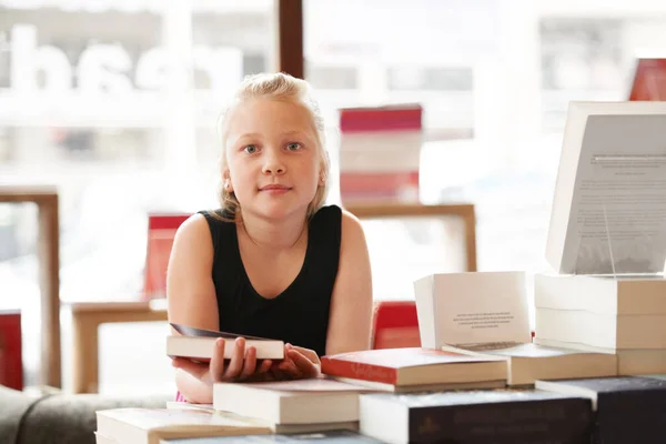 Casa Biblioteca Ritratto Una Graziosa Ragazza Bionda Che Tiene Libro — Foto Stock