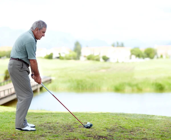 Golf Jest Grą Umysłu Starszy Mężczyzna Koncentrujący Się Podczas Gry — Zdjęcie stockowe